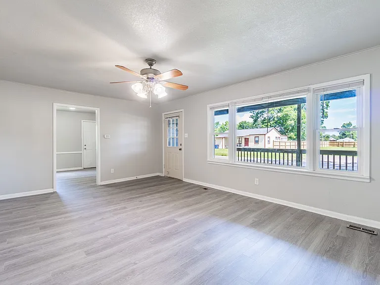 3806 Armour Ave — Photo 2