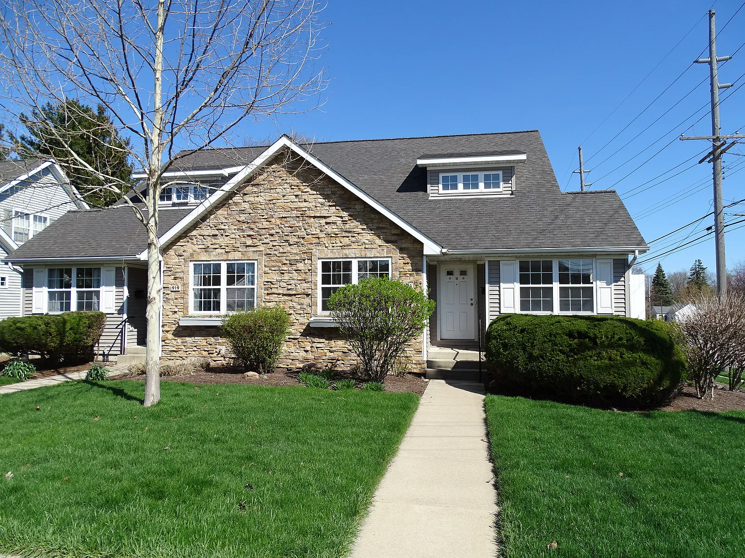 3 bed, 2.5 bath, 1600 sqft, $1,950 — Photo 1