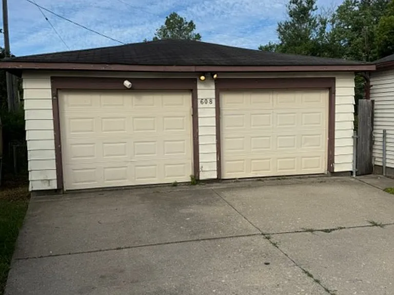 608 Warwick Ave — Photo 11