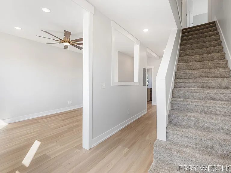 715 Butterworth St SW #4 — Photo 8