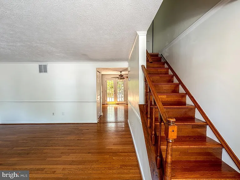 8112 Parkdale Ct — Photo 2