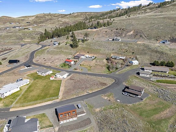 4th image of 40861 Hillside Dr
