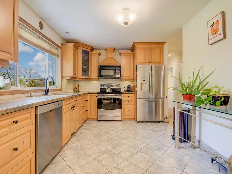 209 Willowdale Ave — Photo 10