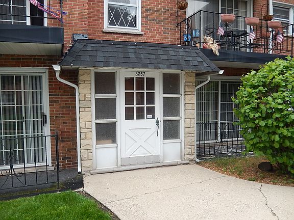 2nd image of 6857 N Northwest Hwy APT 3A