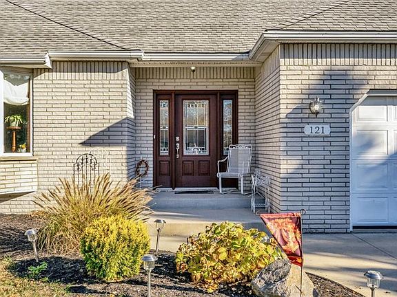 2nd image of 121 Oakhill Dr