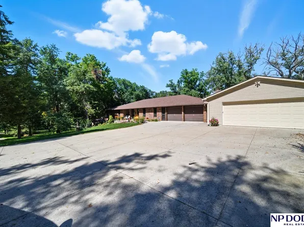 27612 Fontanelle Oaks Cir, Nickerson, NE 68044