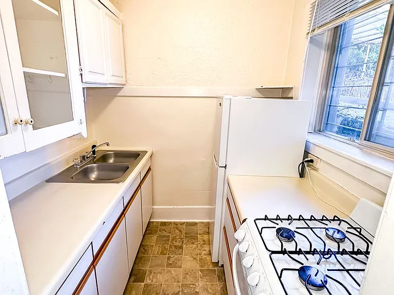 Regis Apartments — Photo 7