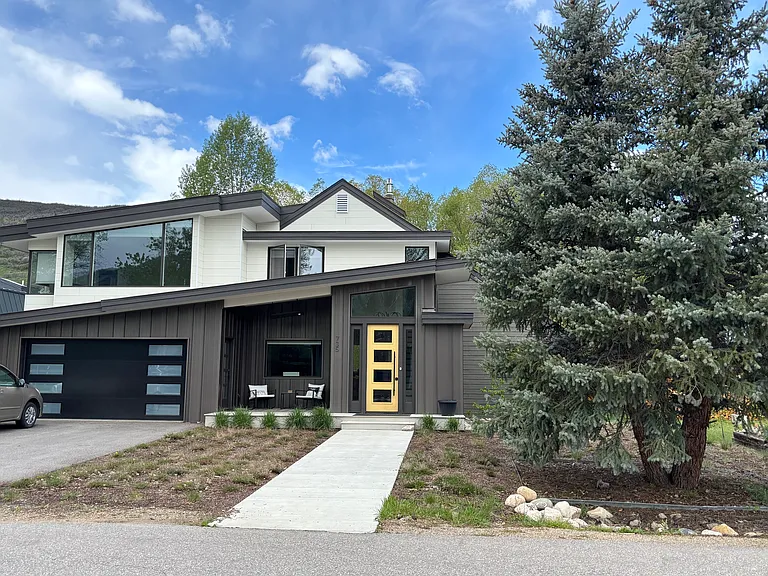 735 Pamela Ln — Photo 1