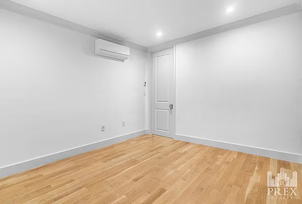Bedroom, photo 1