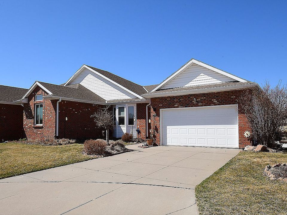 Maint free townhome on lake!