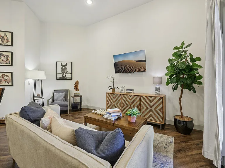 Luxia Craig Ranch — Photo 13