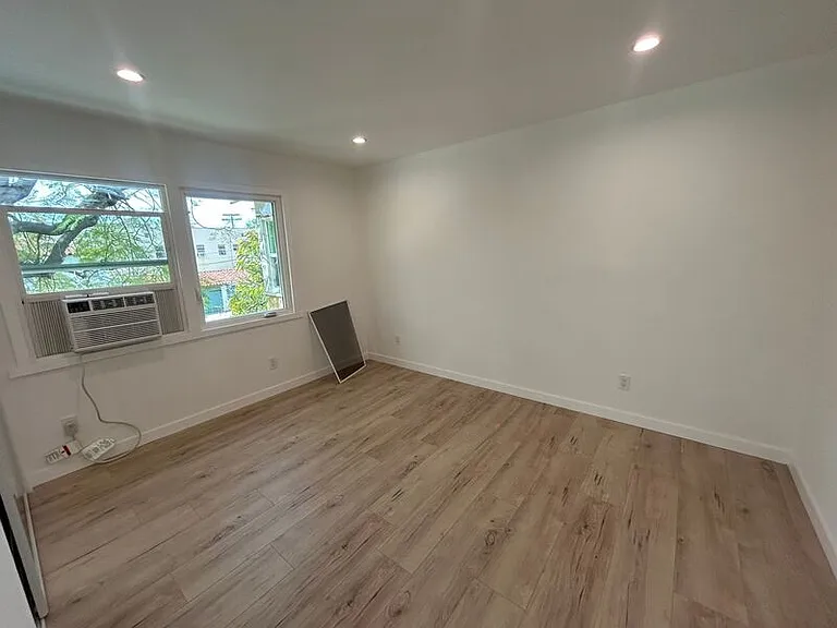 1467 E Broadway #1467.5 — Photo 7