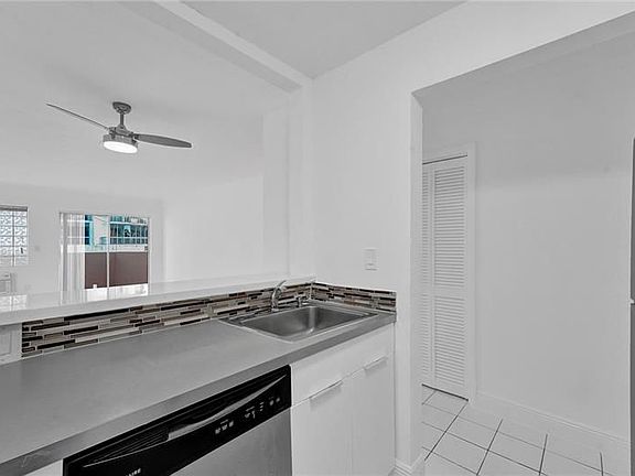 2nd image of 505 NE 30th St Ph 1