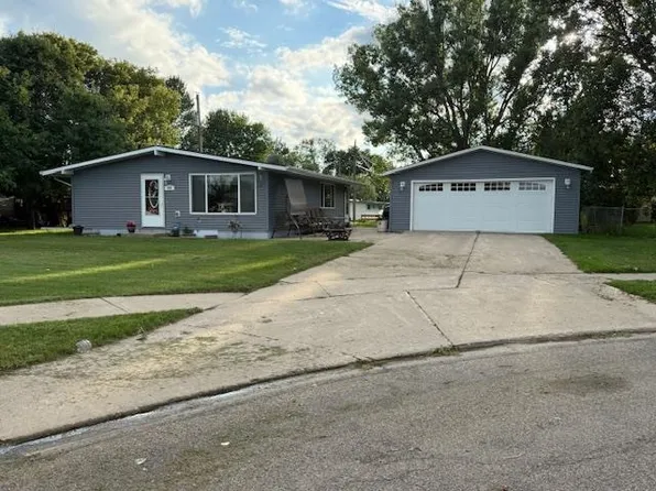 506 19th St SW, Minot, ND 58701