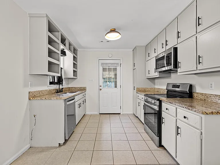 811 Bedford Park — Photo 6