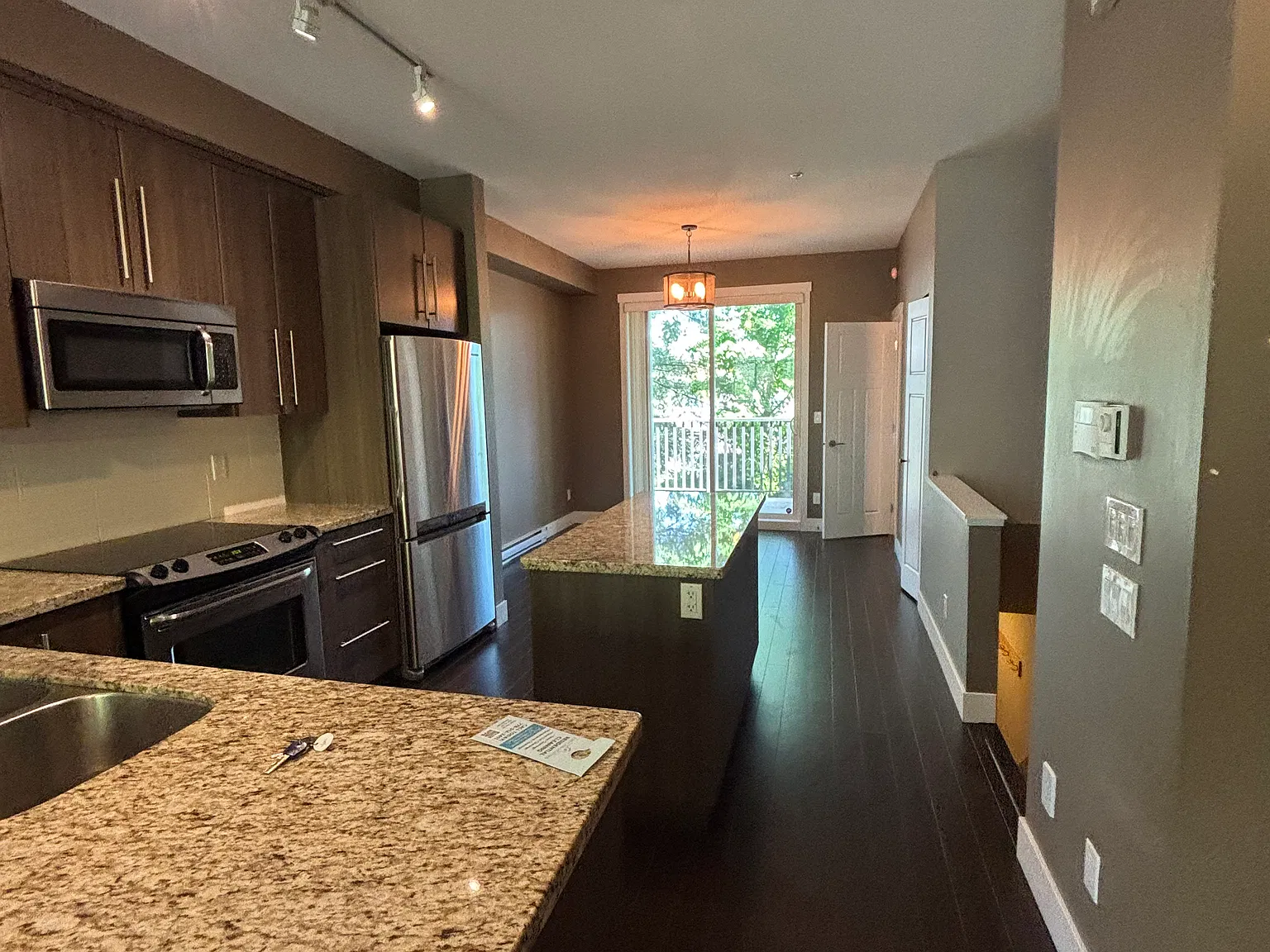 2 bed, 2.0 bath, 1300 sqft, $2,700 — Photo 2