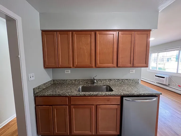 2036 W Foster Ave #B4 — Photo 3