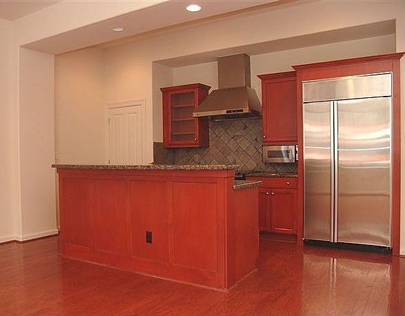 2nd image of 914 Main St Unit 907