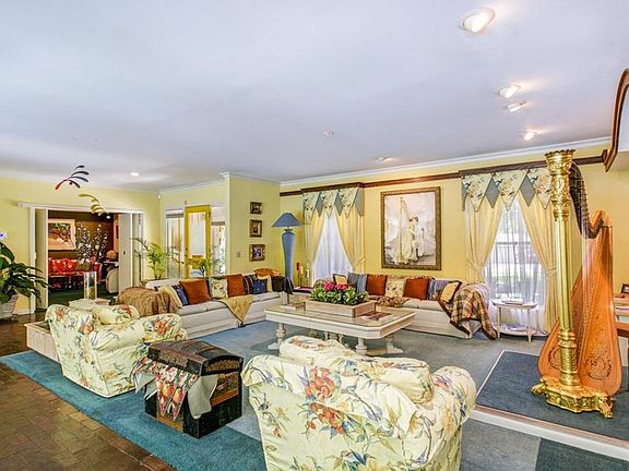 5th image of 602 S Riverhills Dr