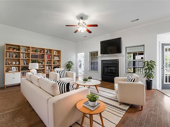 4th image of 303 W Camden Dr
