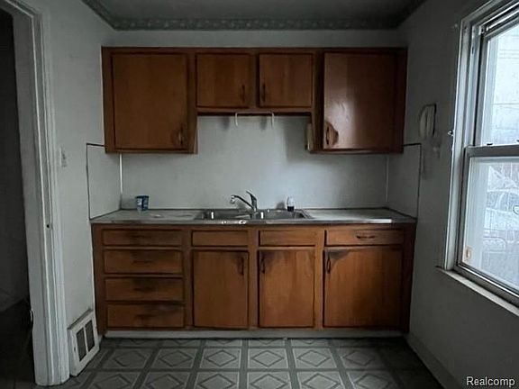 5th image of 3516 S Bassett St