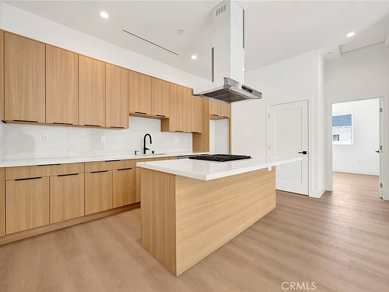 6734 Gentry Ave — Photo 5