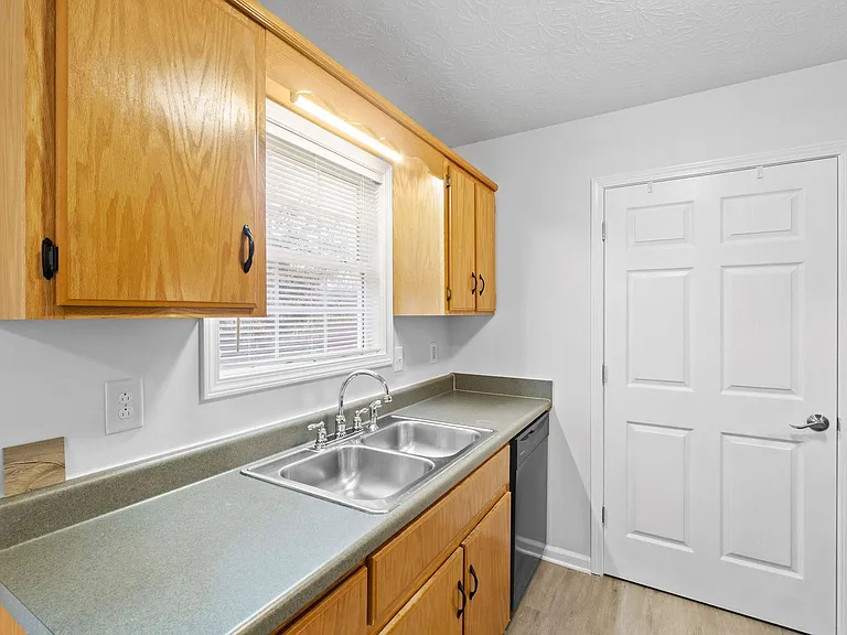 941 Crabapple Ln — Photo 8