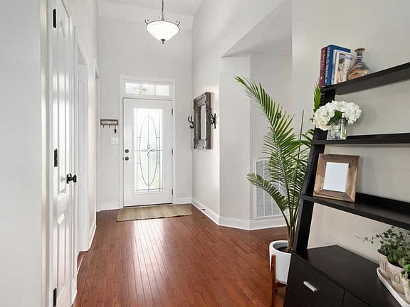 4th image of 3159 Hawthorn Dr