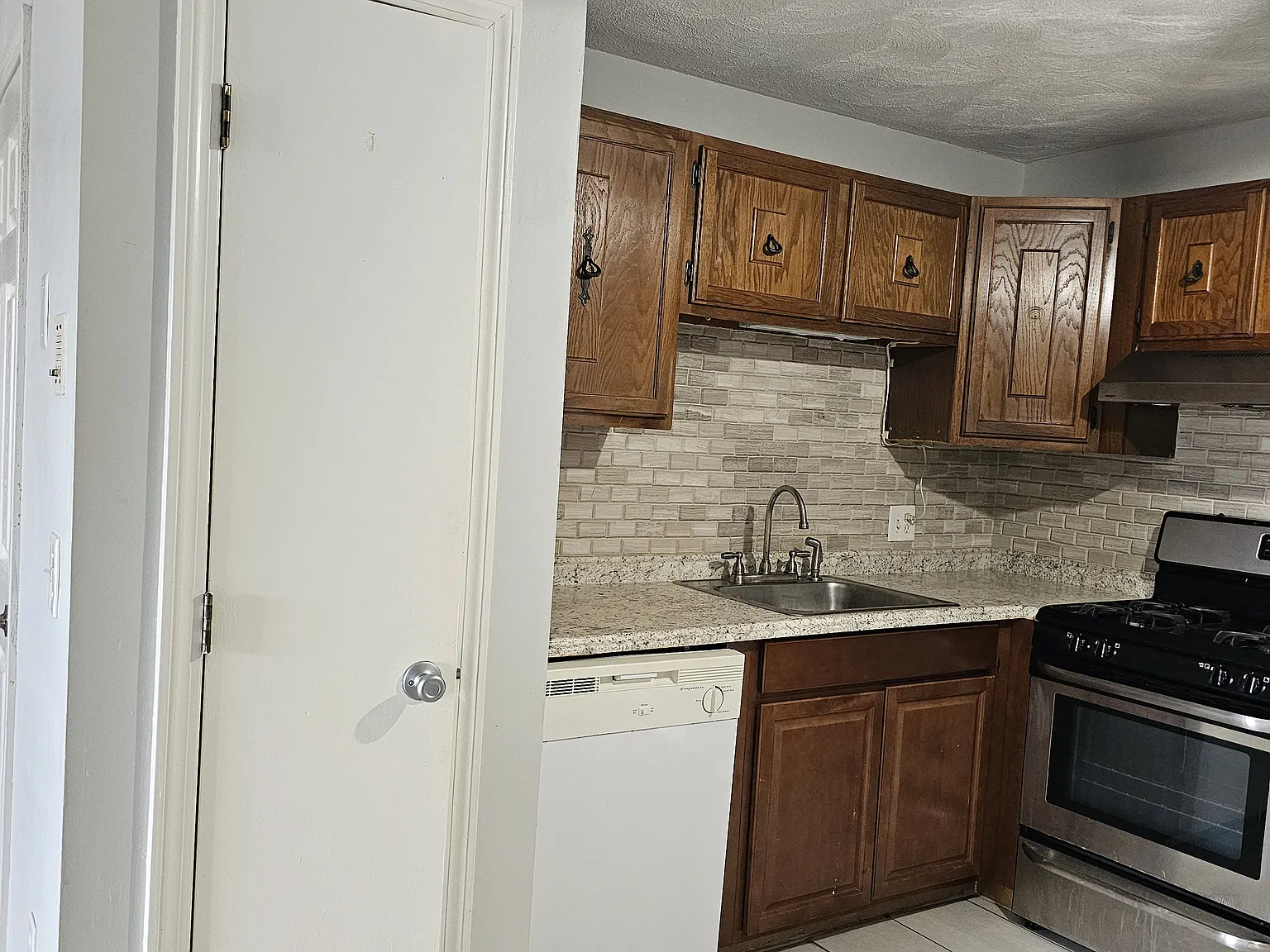 2 bed, 730 sqft, $2,300 — Photo 4
