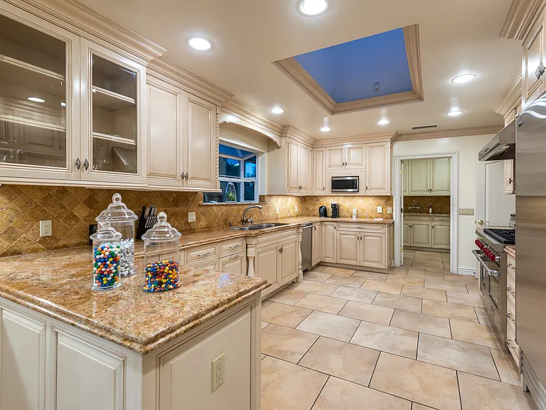 1915 Loma Vista Dr — Photo 17