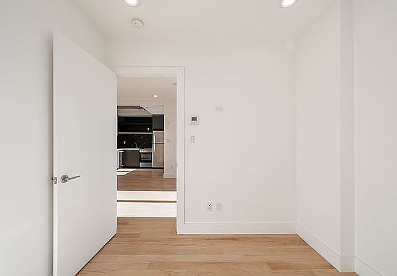4th image of 204 Linden Blvd #1R