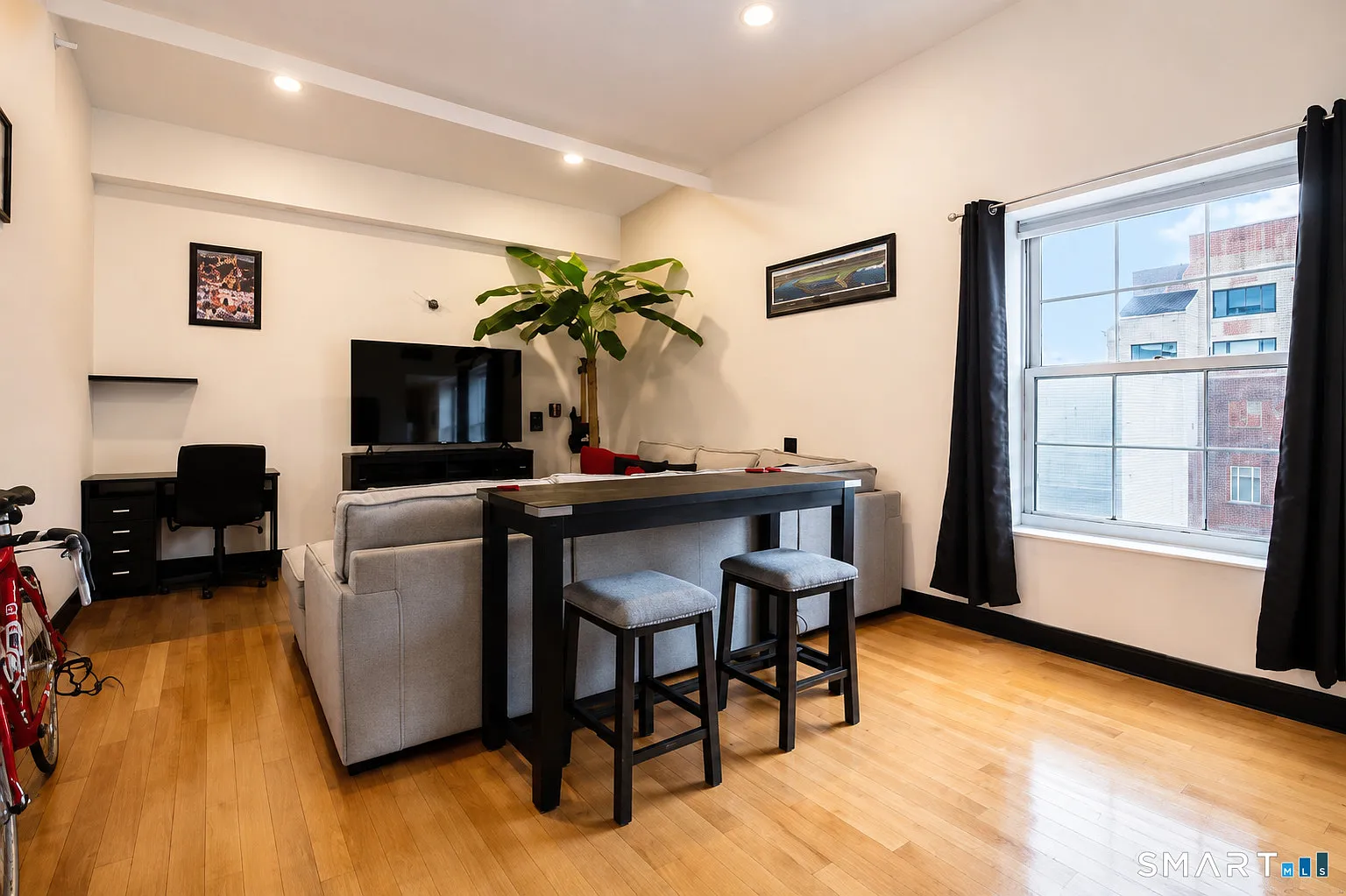 1 bed, 1.0 bath, 642 sqft, $1,800 — Photo 2