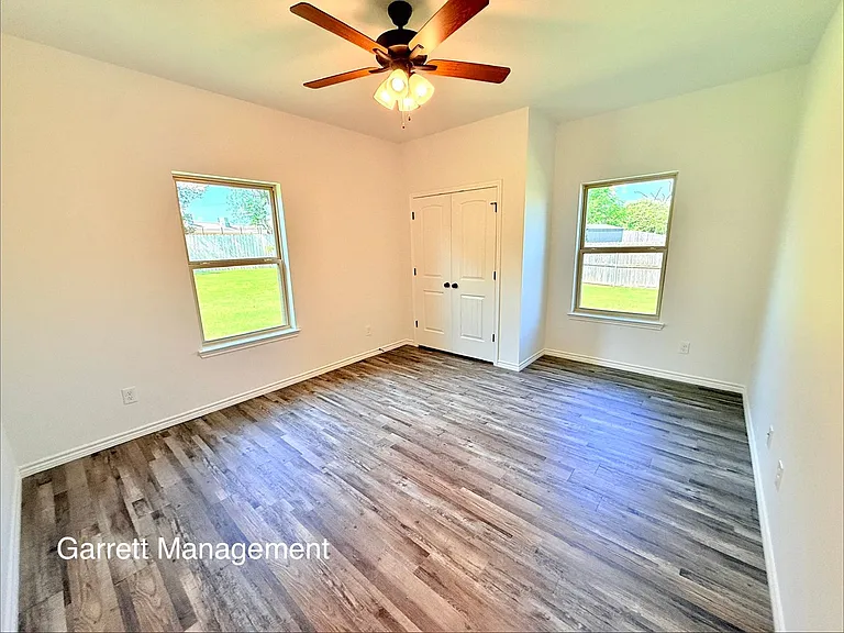 828 Elijah Ln — Photo 13