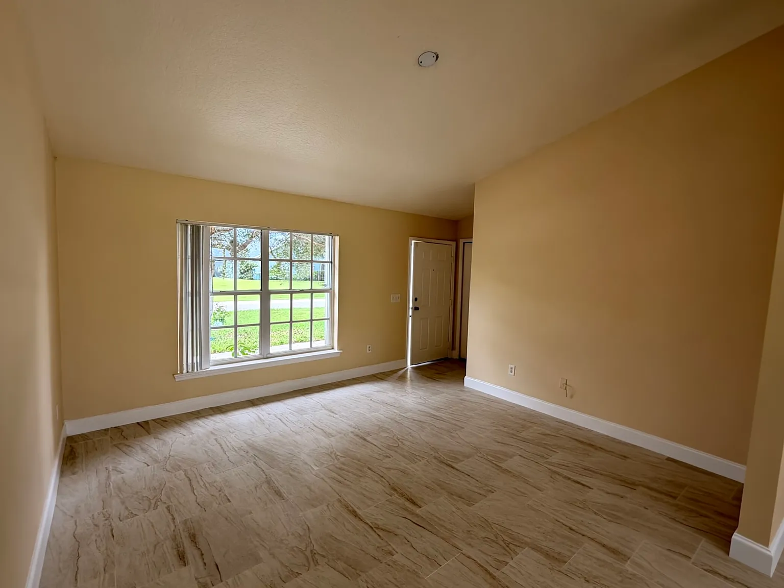 650 SE Thanksgiving Ave — Photo 3