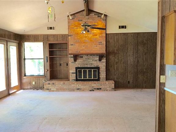3rd image of 1122 Kiowa Dr E