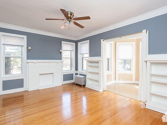 2nd image of 835 W Cornelia Ave #1N