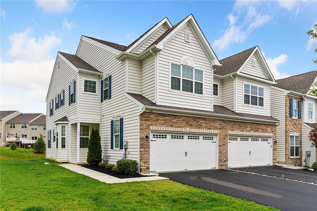 3 bed, 2.5 bath, 2583 sqft, $3,200 — Photo 1