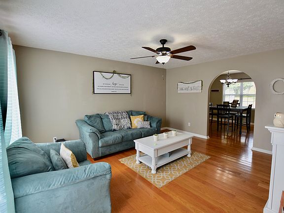 2nd image of 817 Edgebrook Dr