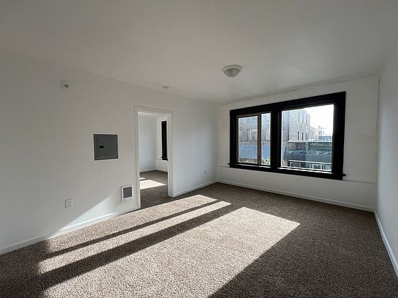 4th image of 212 E Wishkah St #202