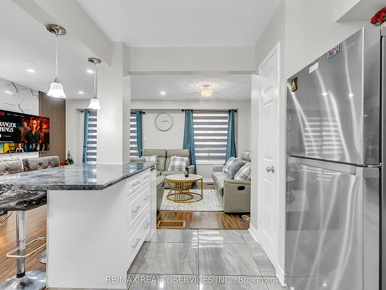 115 Foster Cres #115 — Photo 4