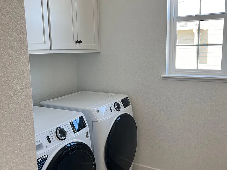 3 year New GE appliances throughout