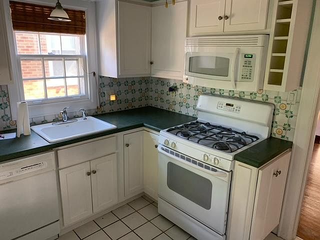 2nd image of 1933 S Walnut St