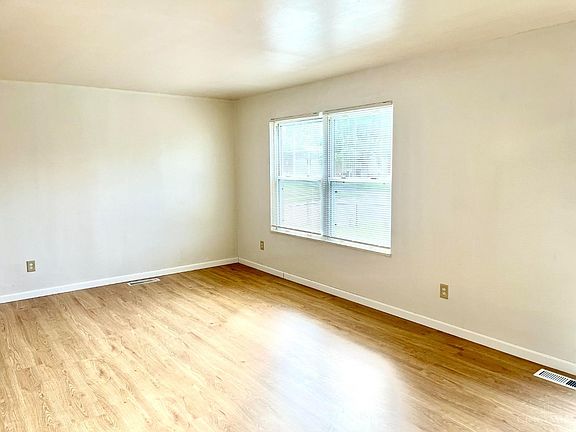 4th image of 10902 Crystalhill Ct