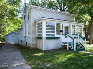 532 Pleasant St, Woodstock, IL 60098