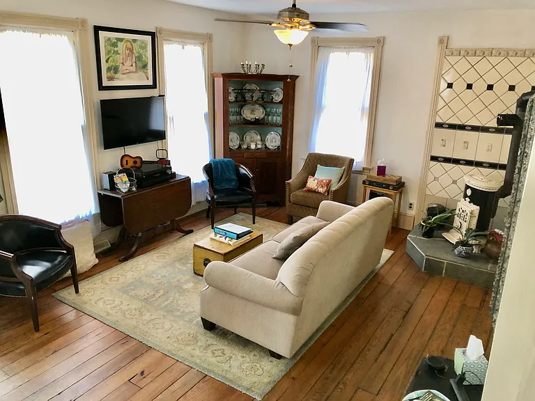 Comfortable and spacious living room.