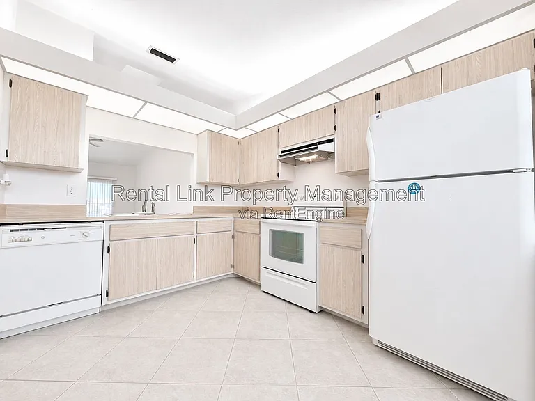 320 SW 3rd Pl #2 — Photo 13