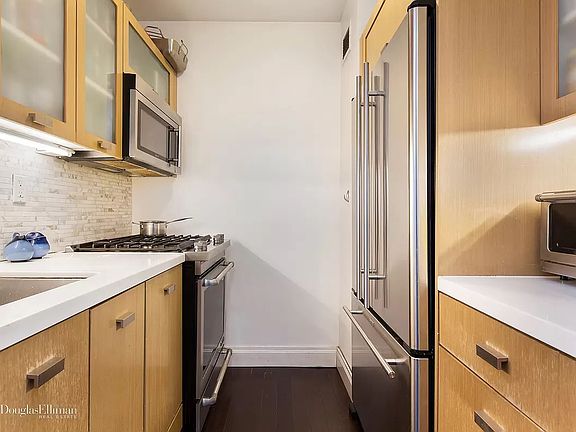 5th image of 212 E 47th St APT 17G
