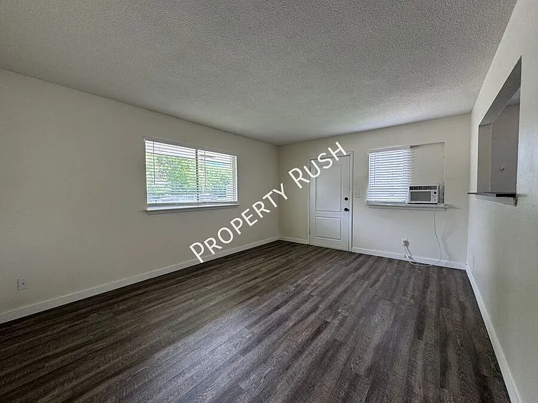 1100 S Willow St — Photo 3