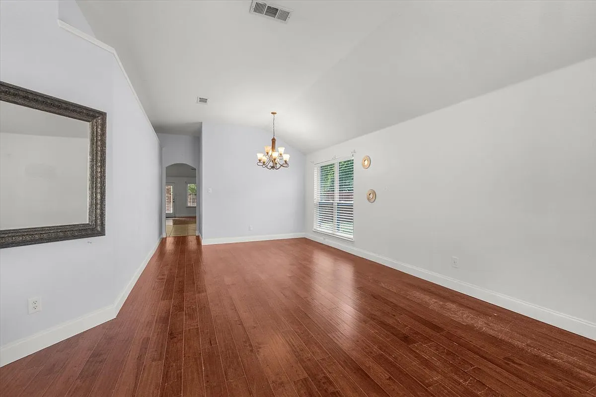 4 bed, 1880 sqft, $2,500 — Photo 4