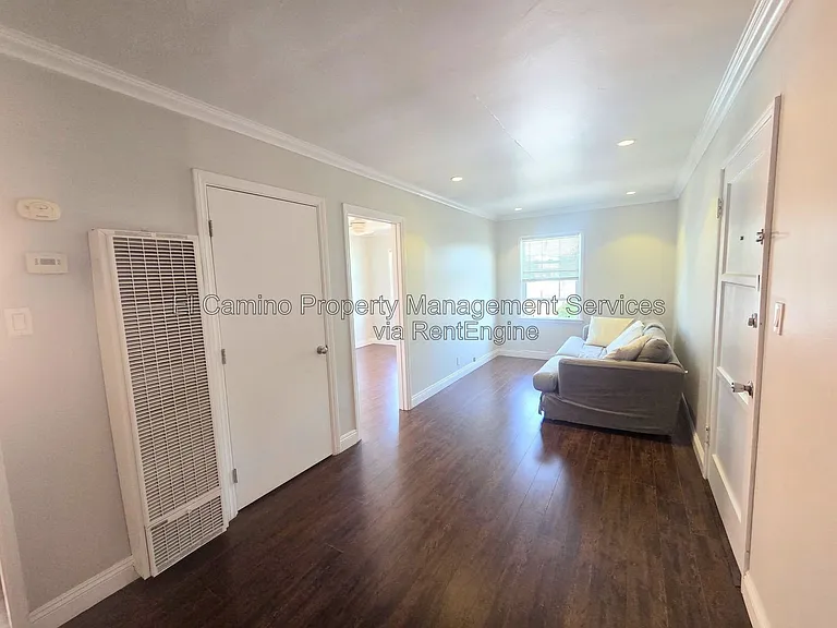 1036 E 2nd St #7 — Photo 4